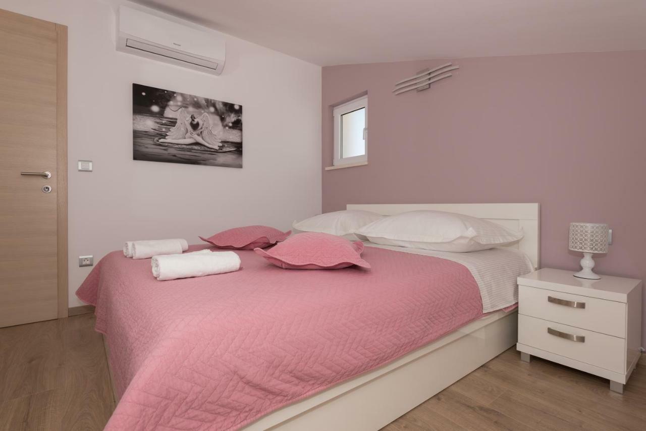 Apartmani Vujcic มาคาร์สกา ภายนอก รูปภาพ