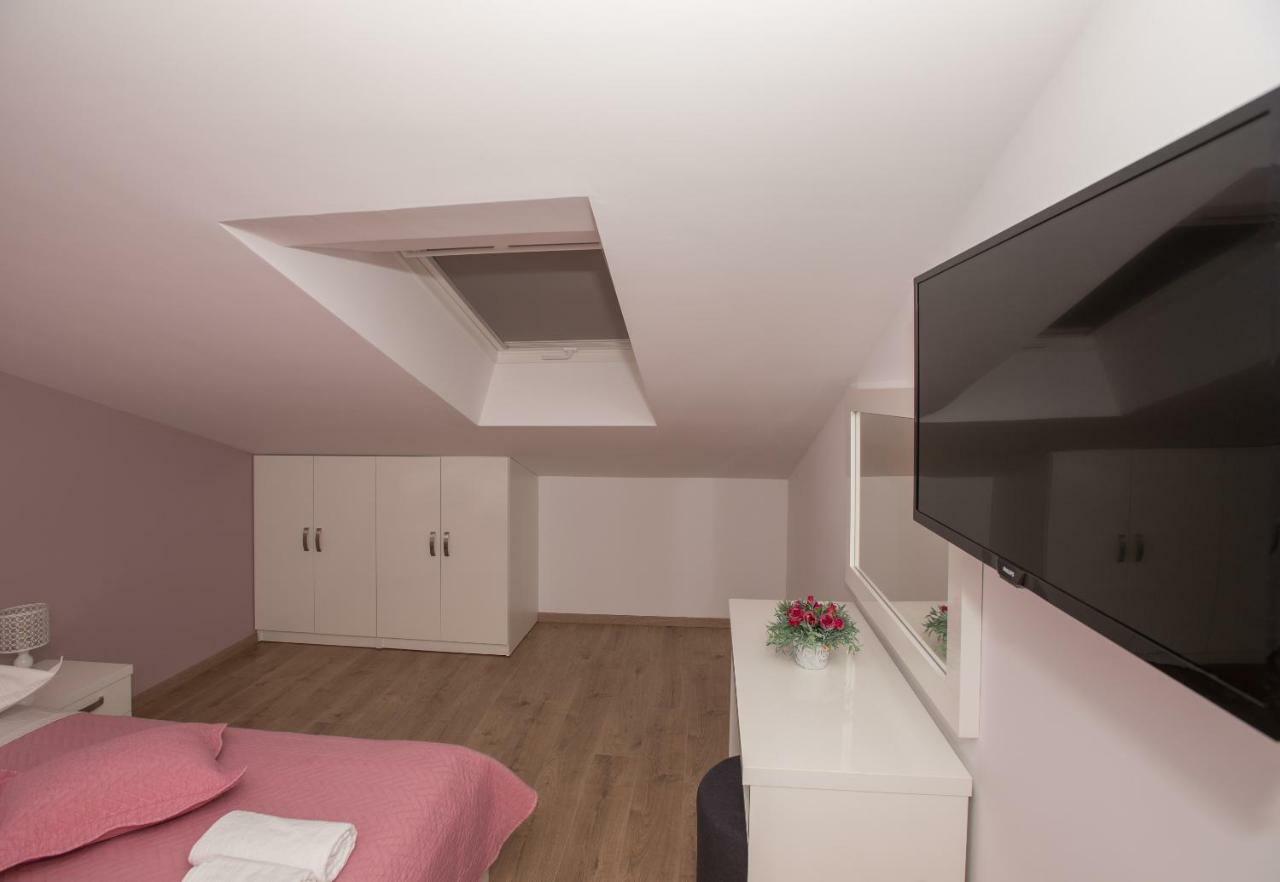 Apartmani Vujcic มาคาร์สกา ภายนอก รูปภาพ